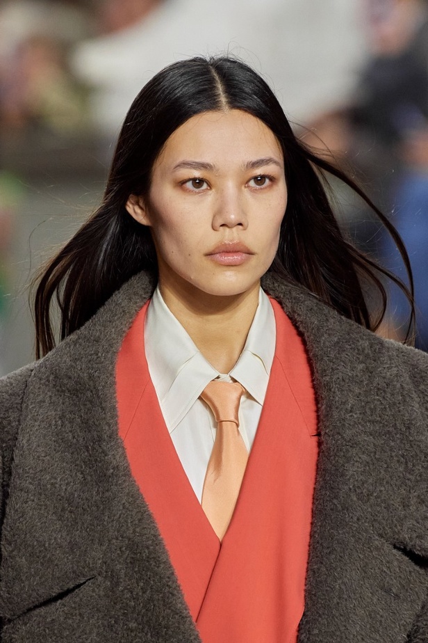 اطلالات جمالية من مجموعة Louis Vuitton لخريف وشتاء 2022-2023