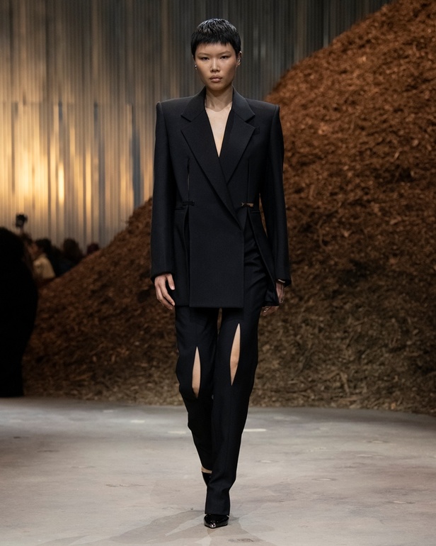 مجموعة Alexander McQueen لخريف وشتاء 2022 أزياء تجسد الترابط بين المجتمع والناس في نيويورك 