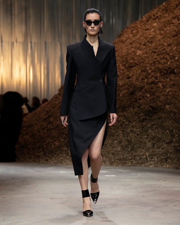 مجموعة Alexander McQueen لخريف وشتاء 2022 أزياء تجسد الترابط بين المجتمع والناس في نيويورك 