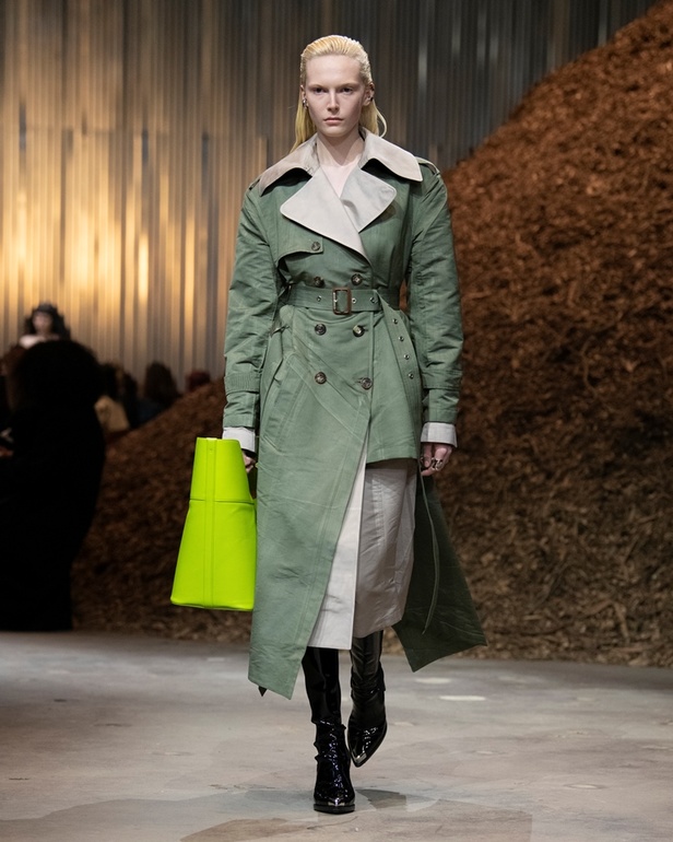 مجموعة Alexander McQueen لخريف وشتاء 2022 أزياء تجسد الترابط بين المجتمع والناس في نيويورك 