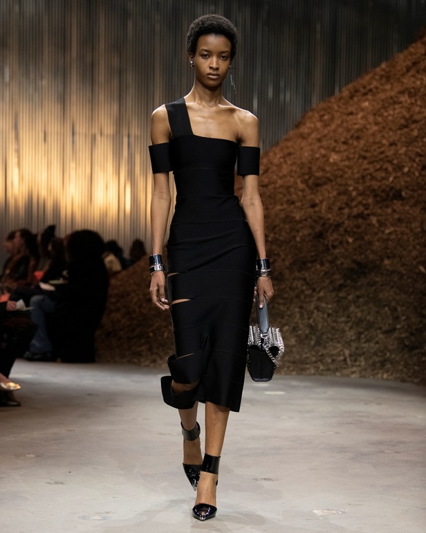 مجموعة Alexander McQueen لخريف وشتاء 2022 أزياء تجسد الترابط بين المجتمع والناس في نيويورك 