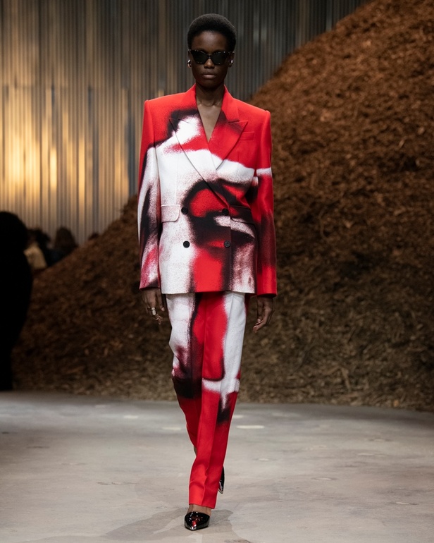 مجموعة Alexander McQueen لخريف وشتاء 2022 أزياء تجسد الترابط بين المجتمع والناس في نيويورك 