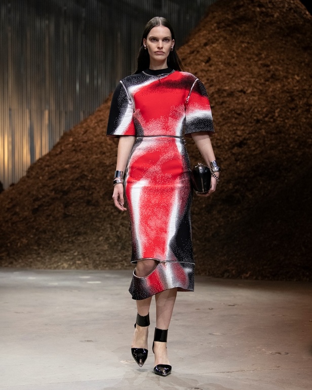 مجموعة Alexander McQueen لخريف وشتاء 2022 أزياء تجسد الترابط بين المجتمع والناس في نيويورك 