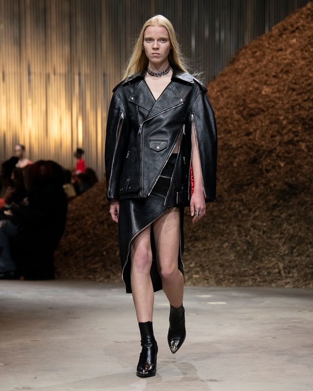 مجموعة Alexander McQueen لخريف وشتاء 2022 أزياء تجسد الترابط بين المجتمع والناس في نيويورك 
