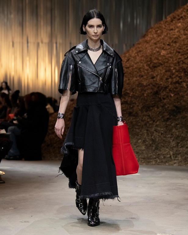 مجموعة Alexander McQueen لخريف وشتاء 2022 أزياء تجسد الترابط بين المجتمع والناس في نيويورك 