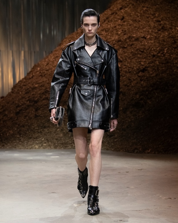 مجموعة Alexander McQueen لخريف وشتاء 2022 أزياء تجسد الترابط بين المجتمع والناس في نيويورك 