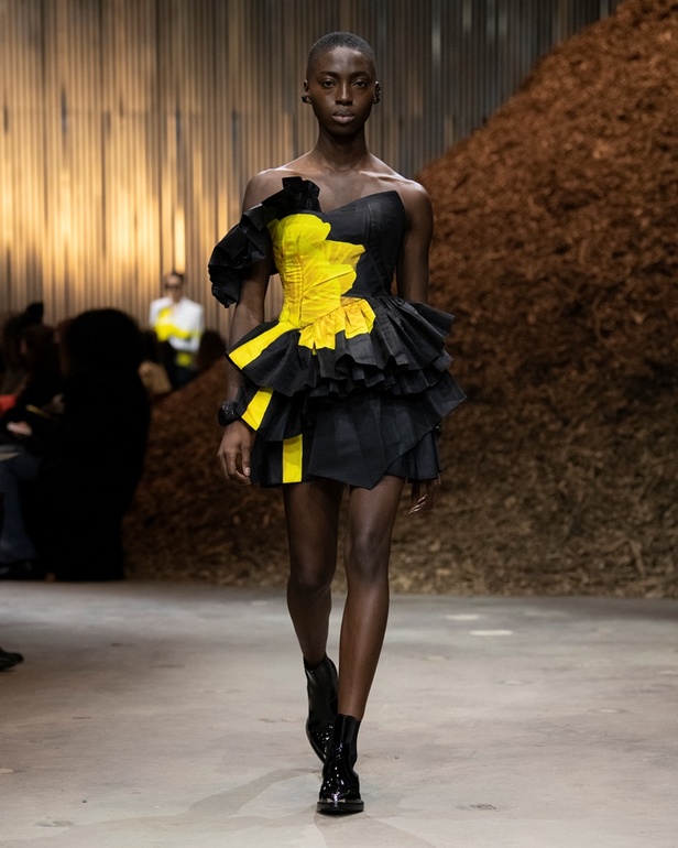 مجموعة Alexander McQueen لخريف وشتاء 2022 أزياء تجسد الترابط بين المجتمع والناس في نيويورك 