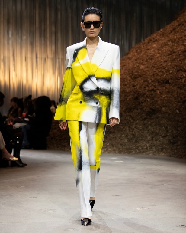 مجموعة Alexander McQueen لخريف وشتاء 2022 أزياء تجسد الترابط بين المجتمع والناس في نيويورك 