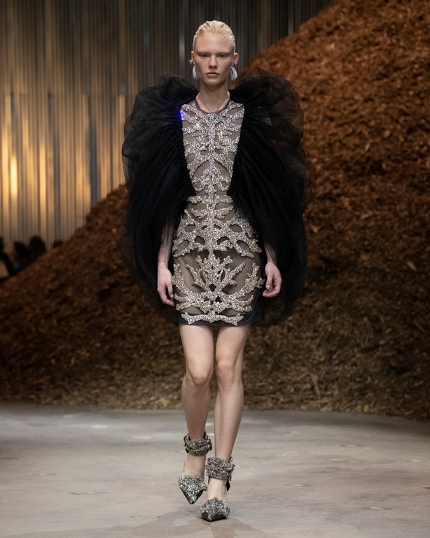 مجموعة Alexander McQueen لخريف وشتاء 2022 أزياء تجسد الترابط بين المجتمع والناس في نيويورك 
