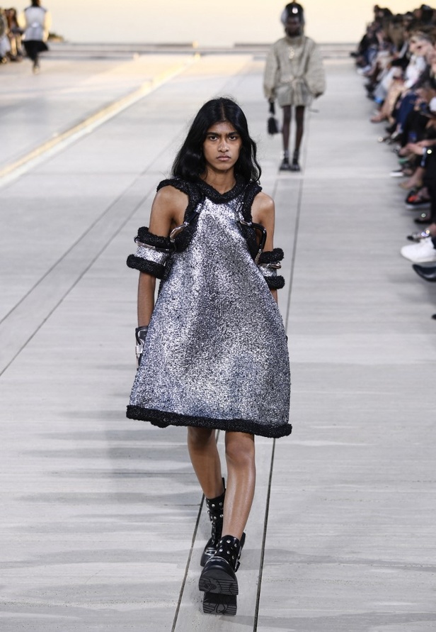 مجموعة Louis Vuitton Resort 2023 تستحضر قوة الشمس والعلم ‏ 
