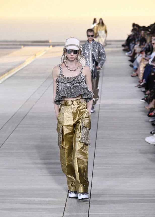 مجموعة Louis Vuitton Resort 2023 تستحضر قوة الشمس والعلم ‏ 