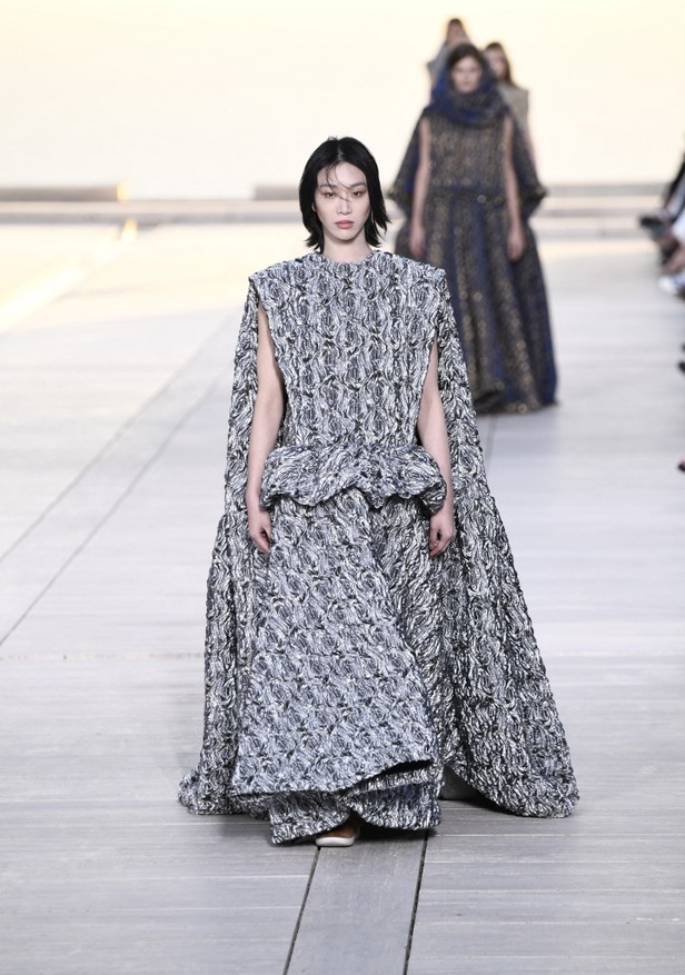 مجموعة Louis Vuitton Resort 2023 تستحضر قوة الشمس والعلم ‏ 