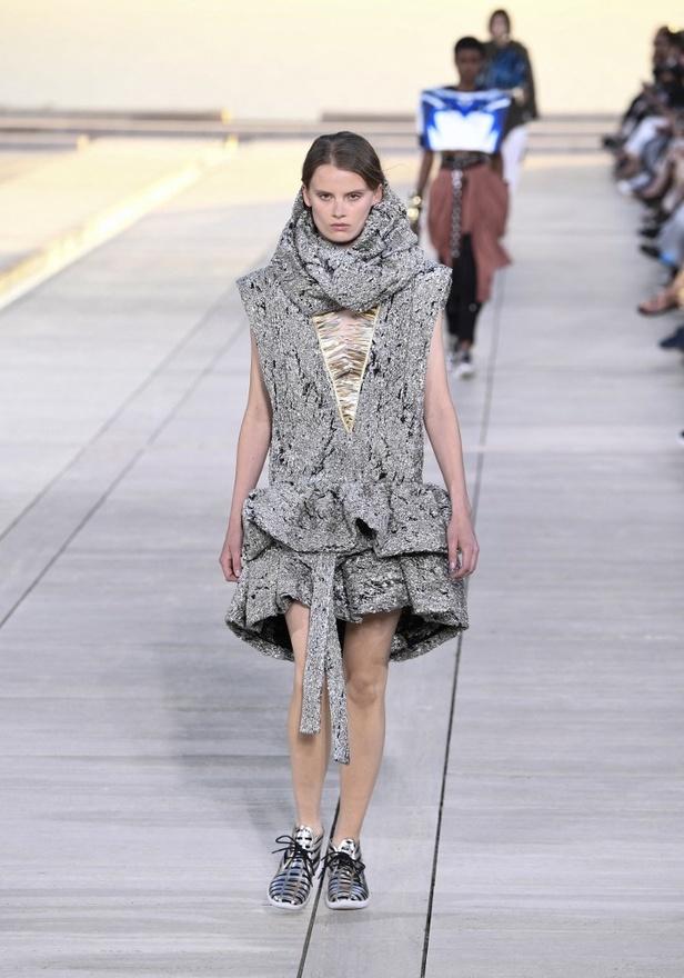مجموعة Louis Vuitton Resort 2023 تستحضر قوة الشمس والعلم ‏ 