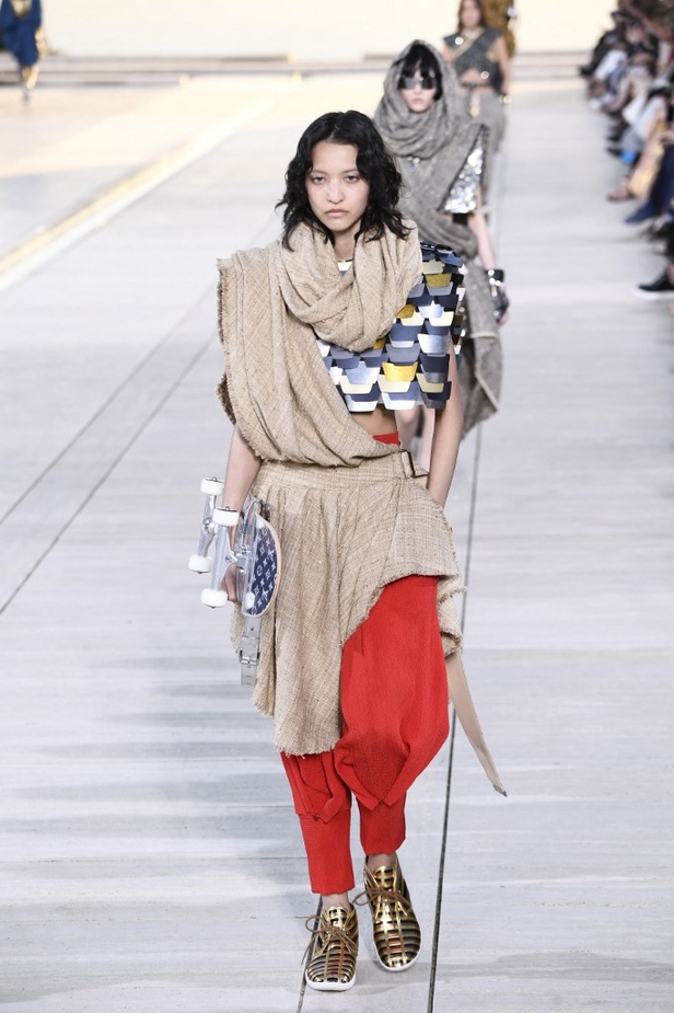 مجموعة Louis Vuitton Resort 2023 تستحضر قوة الشمس والعلم ‏ 