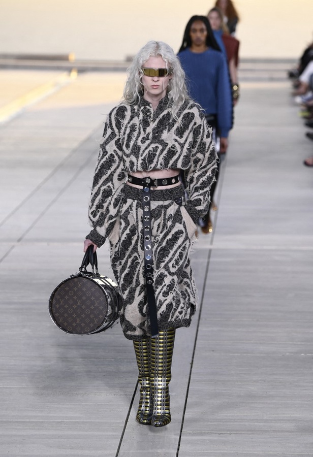 مجموعة Louis Vuitton Resort 2023 تستحضر قوة الشمس والعلم ‏ 