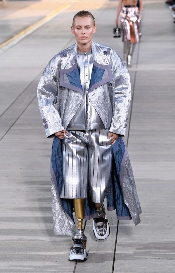 مجموعة Louis Vuitton Resort 2023 تستحضر قوة الشمس والعلم ‏ 