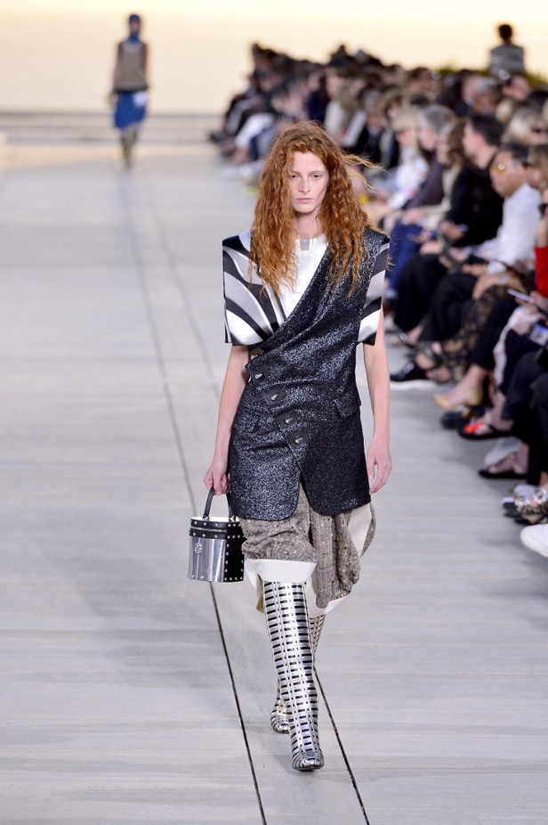 مجموعة Louis Vuitton Resort 2023 تستحضر قوة الشمس والعلم ‏ 