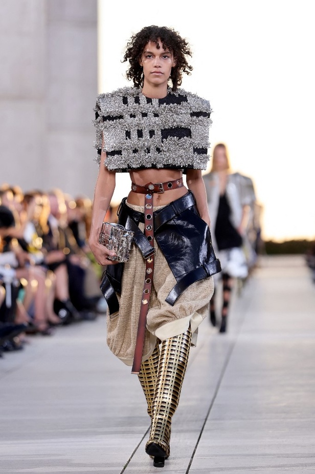 مجموعة Louis Vuitton Resort 2023 تستحضر قوة الشمس والعلم ‏ 