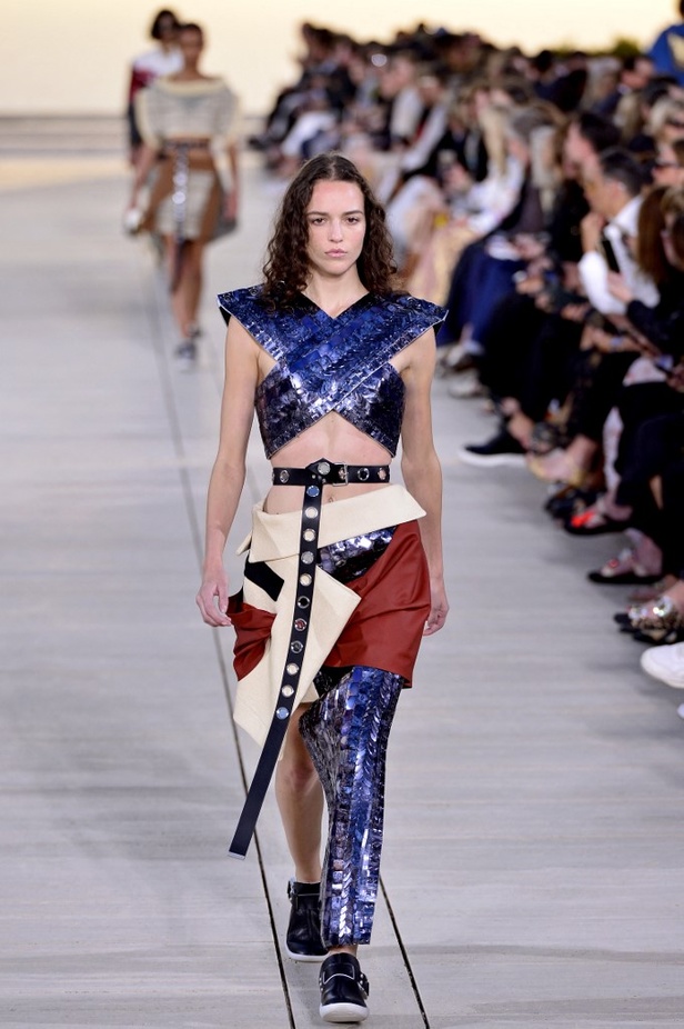 مجموعة Louis Vuitton Resort 2023 تستحضر قوة الشمس والعلم ‏ 