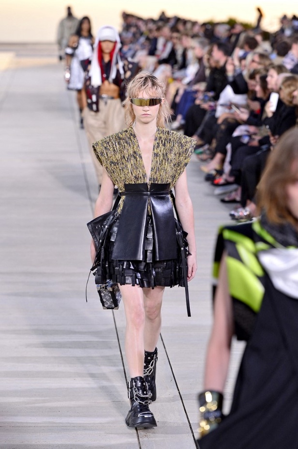 مجموعة Louis Vuitton Resort 2023 تستحضر قوة الشمس والعلم ‏ 