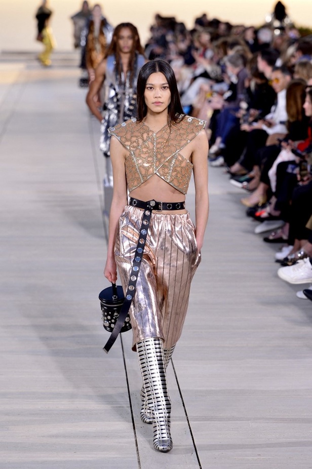 مجموعة Louis Vuitton Resort 2023 تستحضر قوة الشمس والعلم ‏ 