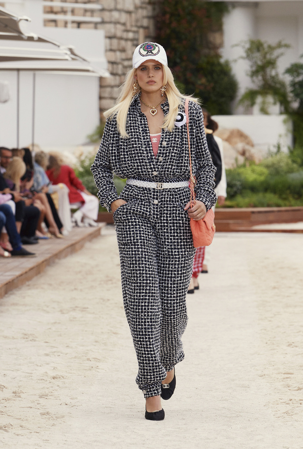 عرض أزياء شانيل كروز 2022 تحاكي نمط الحياة على الشاطئ