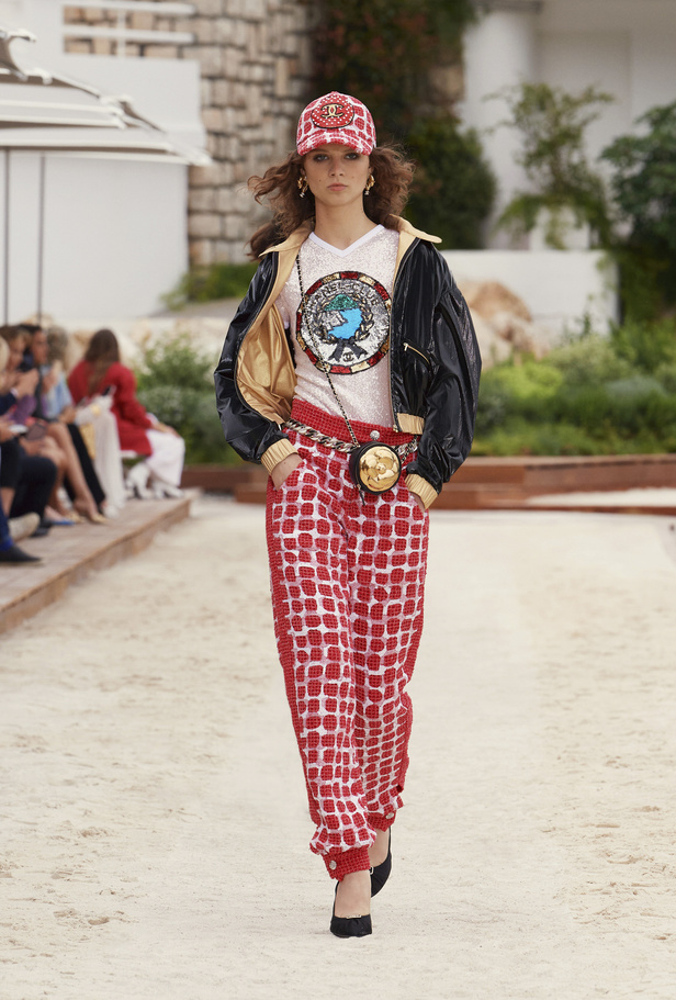 عرض أزياء شانيل كروز 2022 تحاكي نمط الحياة على الشاطئ