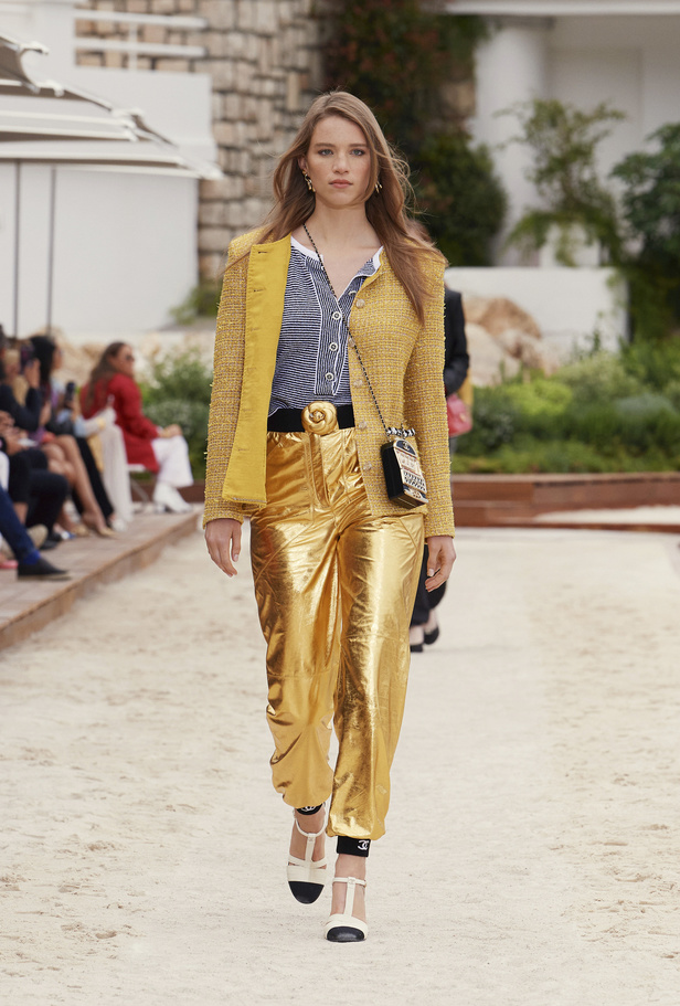 عرض أزياء شانيل كروز 2022 تحاكي نمط الحياة على الشاطئ