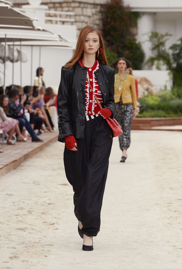 عرض أزياء شانيل كروز 2022 تحاكي نمط الحياة على الشاطئ