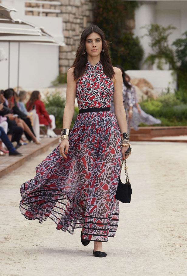 عرض أزياء شانيل كروز 2022 تحاكي نمط الحياة على الشاطئ