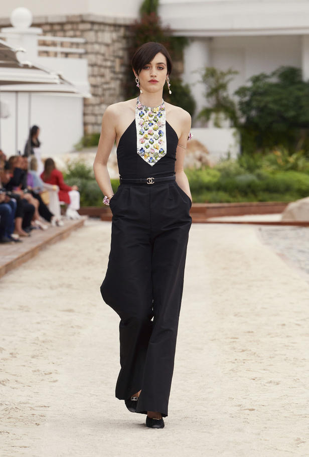 عرض أزياء شانيل كروز 2022 تحاكي نمط الحياة على الشاطئ