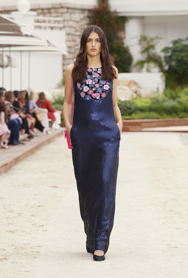 عرض أزياء شانيل كروز 2022 تحاكي نمط الحياة على الشاطئ