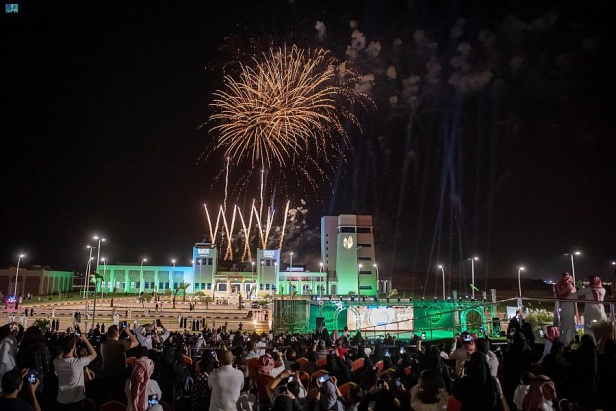 الألعاب النارية تزين سماء مدن ومحافظات المملكة ابتهاجا بعيد الفطر المبارك