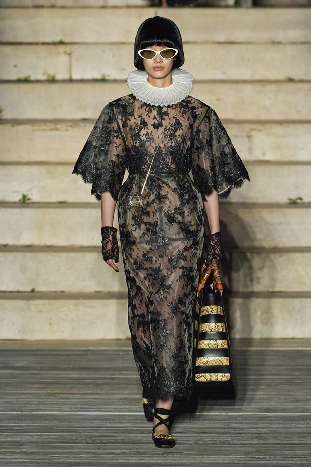 عرض أزياء غوتشي كروز 2023 خطوة نحو مستقبل حيوي في عالم الموضة