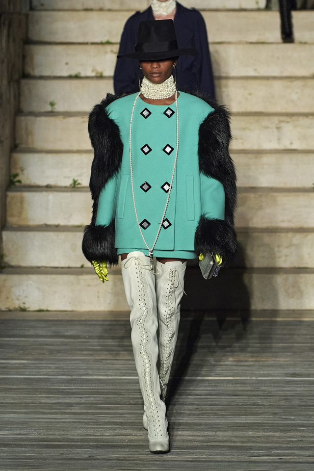 عرض أزياء غوتشي كروز 2023 خطوة نحو مستقبل حيوي في عالم الموضة