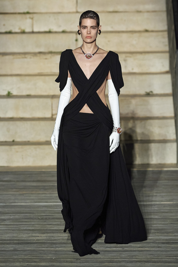 عرض أزياء غوتشي كروز 2023 خطوة نحو مستقبل حيوي في عالم الموضة