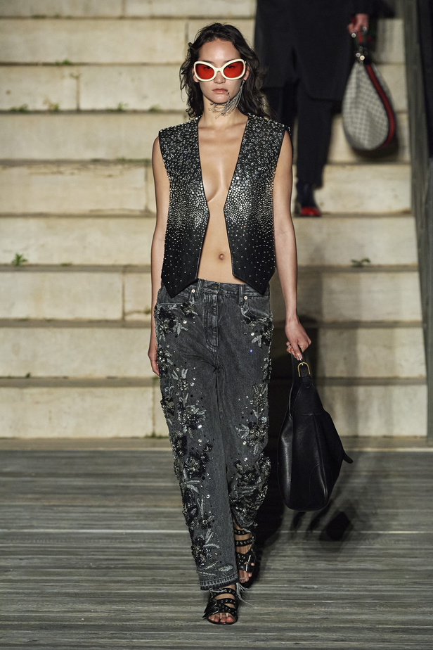 عرض أزياء غوتشي كروز 2023 خطوة نحو مستقبل حيوي في عالم الموضة