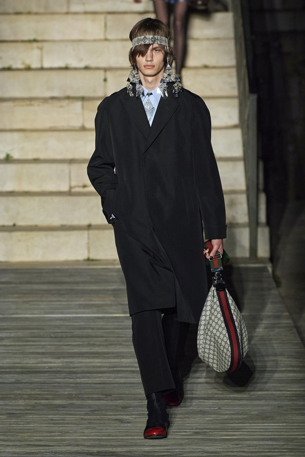 عرض أزياء غوتشي كروز 2023 خطوة نحو مستقبل حيوي في عالم الموضة