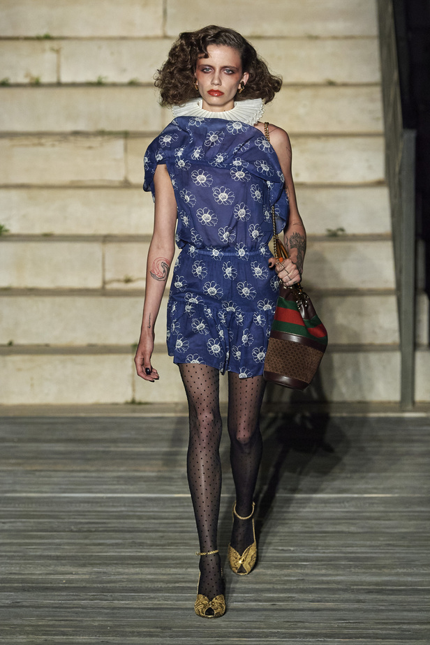 عرض أزياء غوتشي كروز 2023 خطوة نحو مستقبل حيوي في عالم الموضة