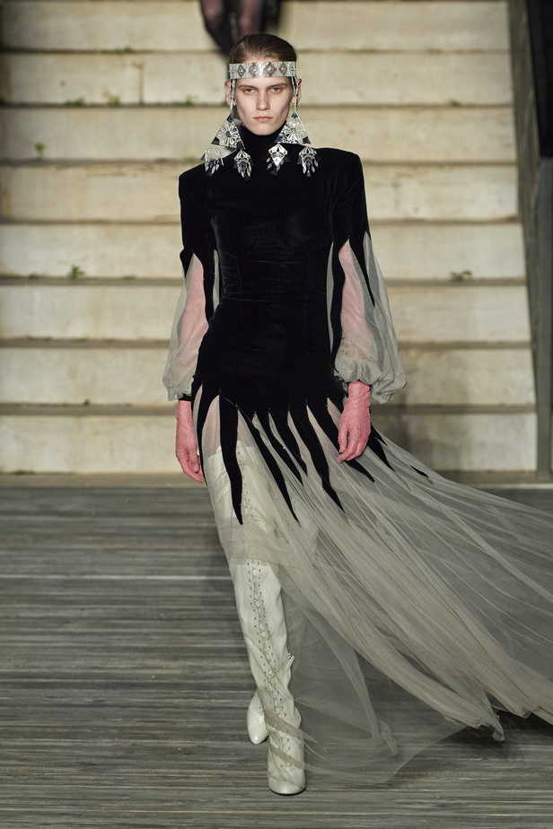 عرض أزياء غوتشي كروز 2023 خطوة نحو مستقبل حيوي في عالم الموضة