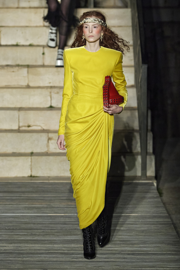 عرض أزياء غوتشي كروز 2023 خطوة نحو مستقبل حيوي في عالم الموضة