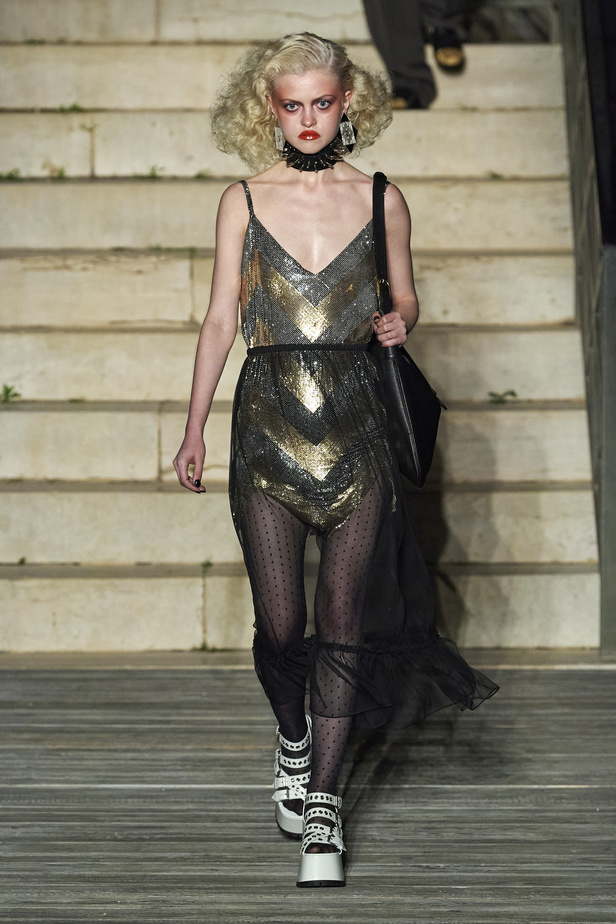 عرض أزياء غوتشي كروز 2023 خطوة نحو مستقبل حيوي في عالم الموضة