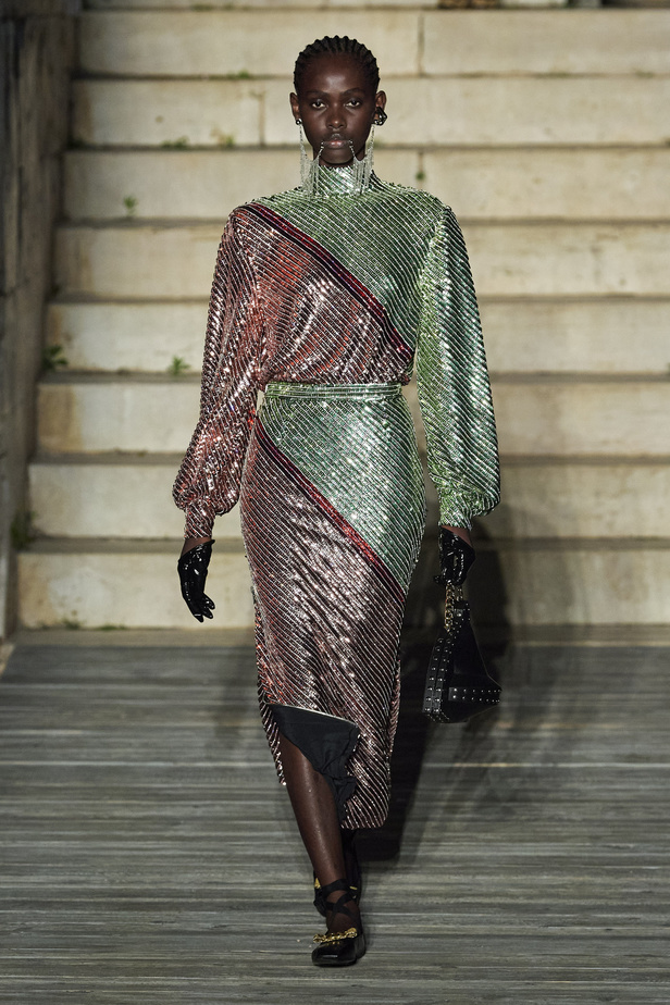 عرض أزياء غوتشي كروز 2023 خطوة نحو مستقبل حيوي في عالم الموضة