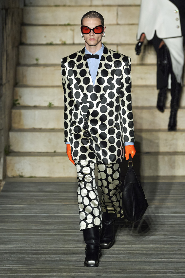 عرض أزياء غوتشي كروز 2023 خطوة نحو مستقبل حيوي في عالم الموضة