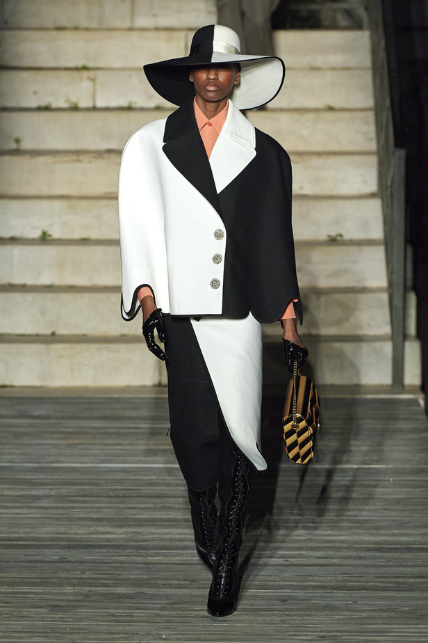 عرض أزياء غوتشي كروز 2023 خطوة نحو مستقبل حيوي في عالم الموضة