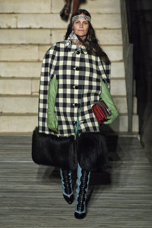 عرض أزياء غوتشي كروز 2023 خطوة نحو مستقبل حيوي في عالم الموضة