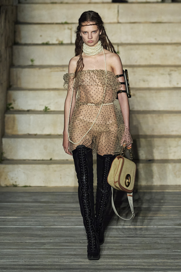 عرض أزياء غوتشي كروز 2023 خطوة نحو مستقبل حيوي في عالم الموضة