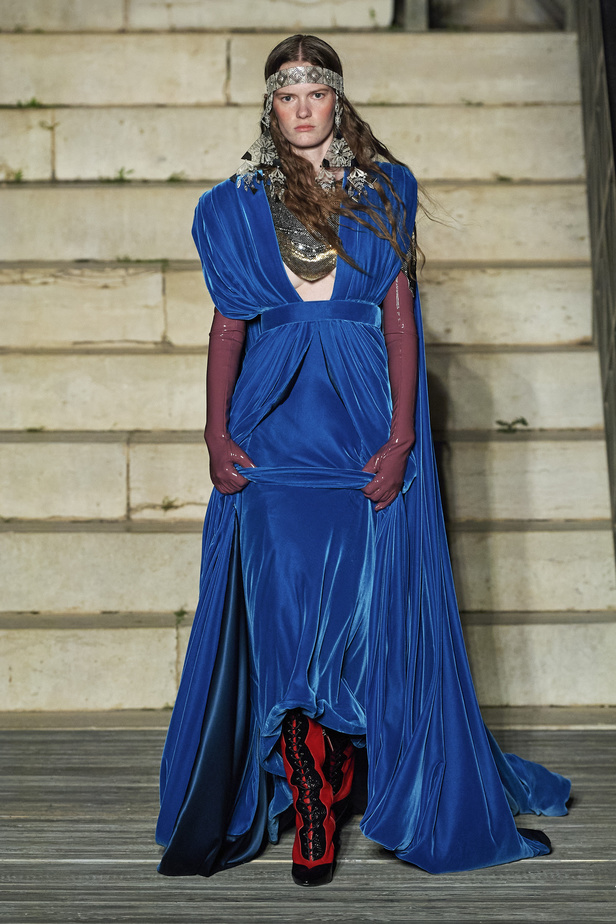 عرض أزياء غوتشي كروز 2023 خطوة نحو مستقبل حيوي في عالم الموضة