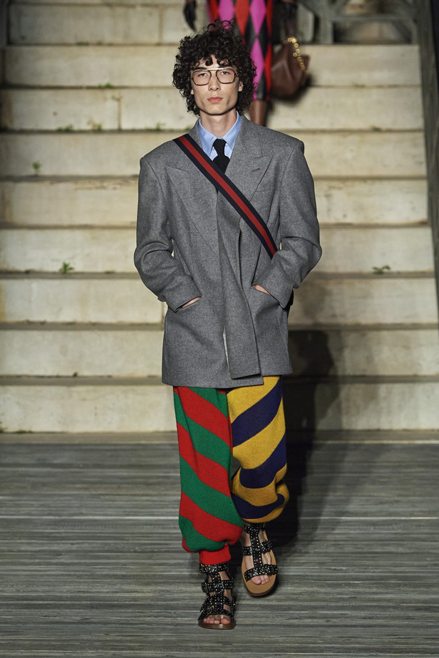 عرض أزياء غوتشي كروز 2023 خطوة نحو مستقبل حيوي في عالم الموضة