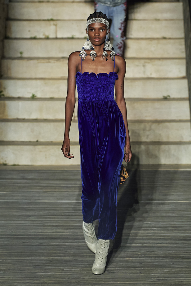 عرض أزياء غوتشي كروز 2023 خطوة نحو مستقبل حيوي في عالم الموضة